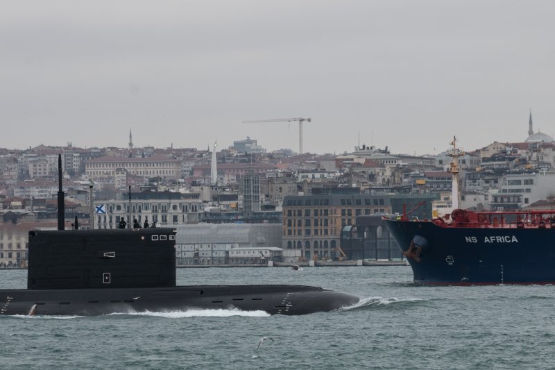 gettyimages-1370280752_bosphorus_russian_submarine_0.jpg
