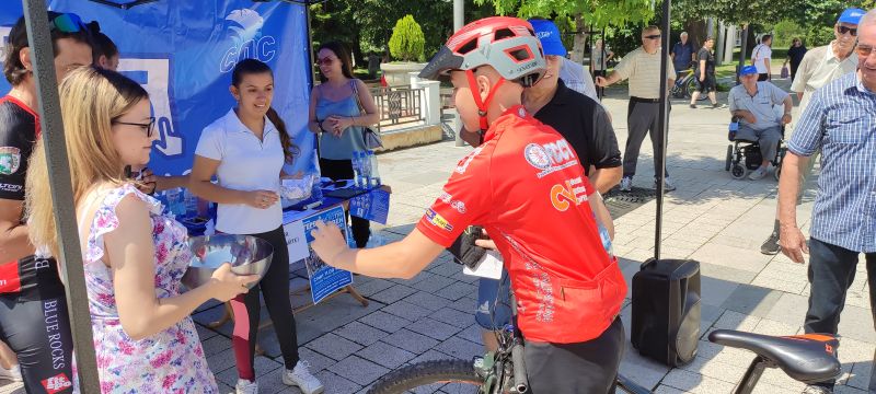 Шампионът Евгени Балев награди участниците в сливенския велотур
