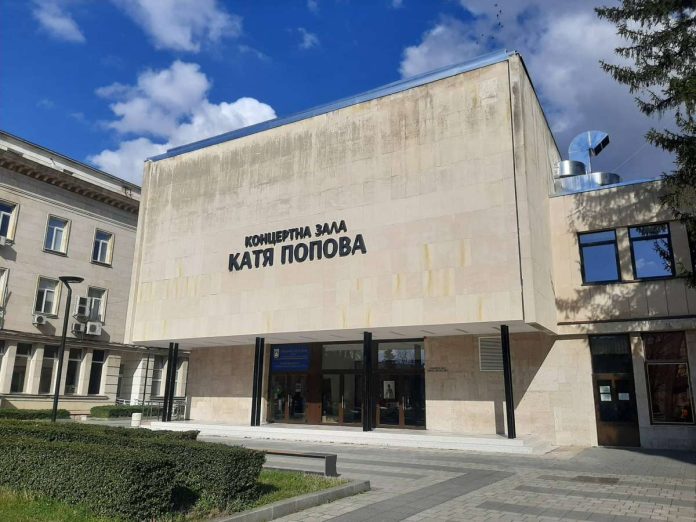 zala_katq_popova-696x522.jpg