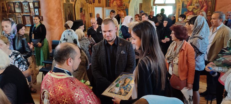 Кандидатите за народни представители от ГЕРБ – Сливен дариха икона за празника на храм „Света Троица“ в село Крушаре
