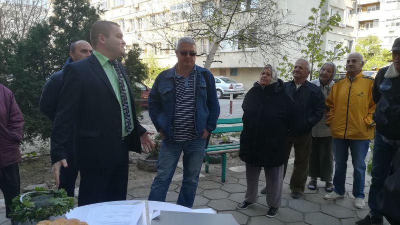 Строителни площадки за саниране на още два жилищни блока бяха открити днес
