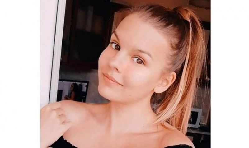 Дванадесетокласничката Габриела Иванова от Професионална гимназия по икономика в Сливен получи поетично признание сред българите по света (Снимки: Фейсбук страница на ПГ по икономика Сливен)
