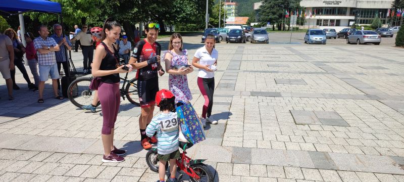 Шампионът Евгени Балев награди участниците в сливенския велотур