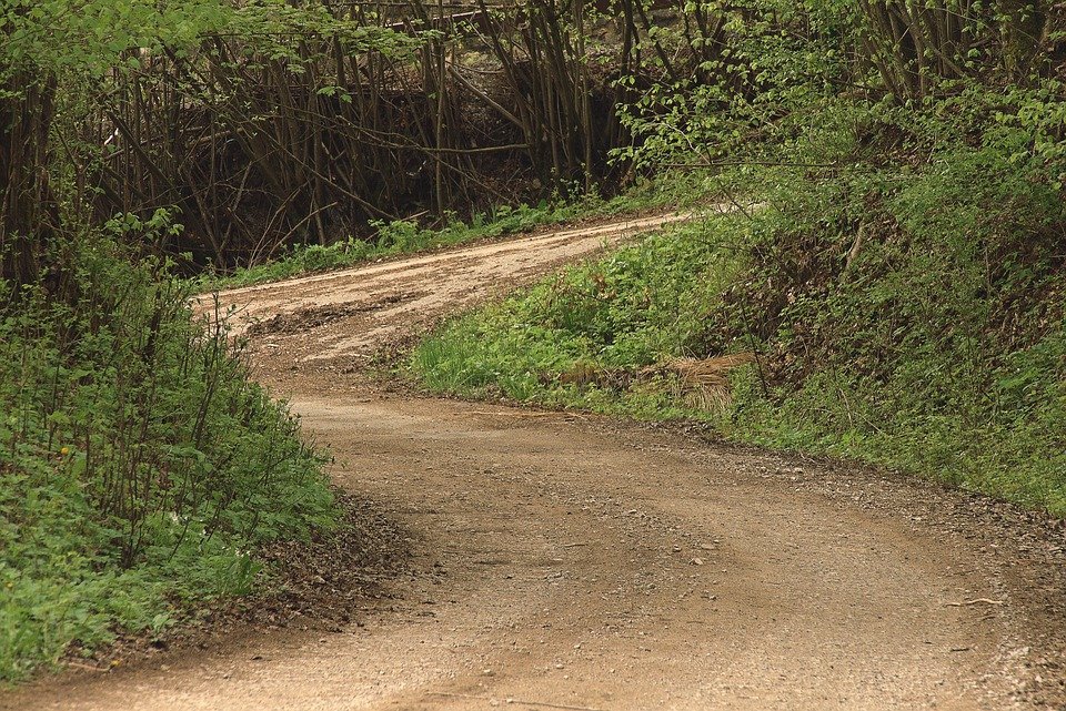 dirt-road-7178012_960_720.jpg