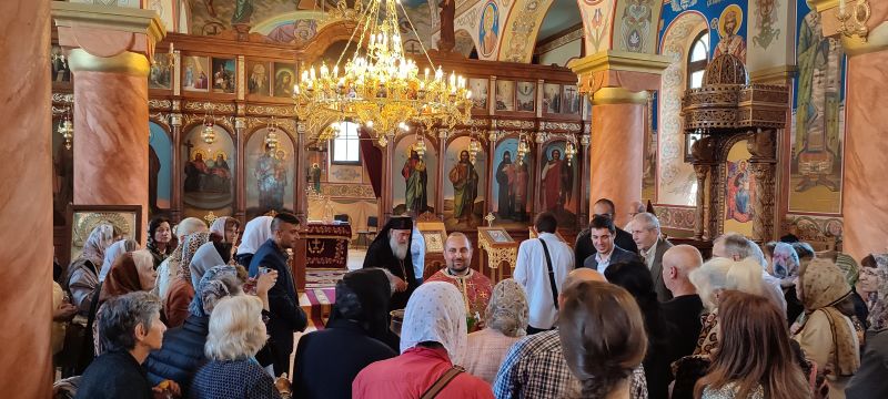 Кандидатите за народни представители от ГЕРБ – Сливен дариха икона за празника на храм „Света Троица“ в село Крушаре