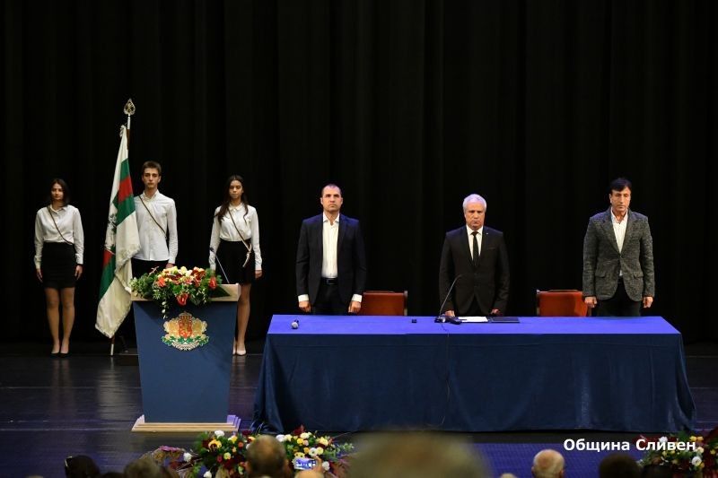 На тържествената сесия на местния парламент бяха отличени почетните граждани на Сливен