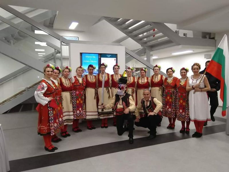 Танцов клуб „Стоте войводи” към военен клуб Сливен показа уникалността и колорита на българския фолклор в столицата на чешката република Прага