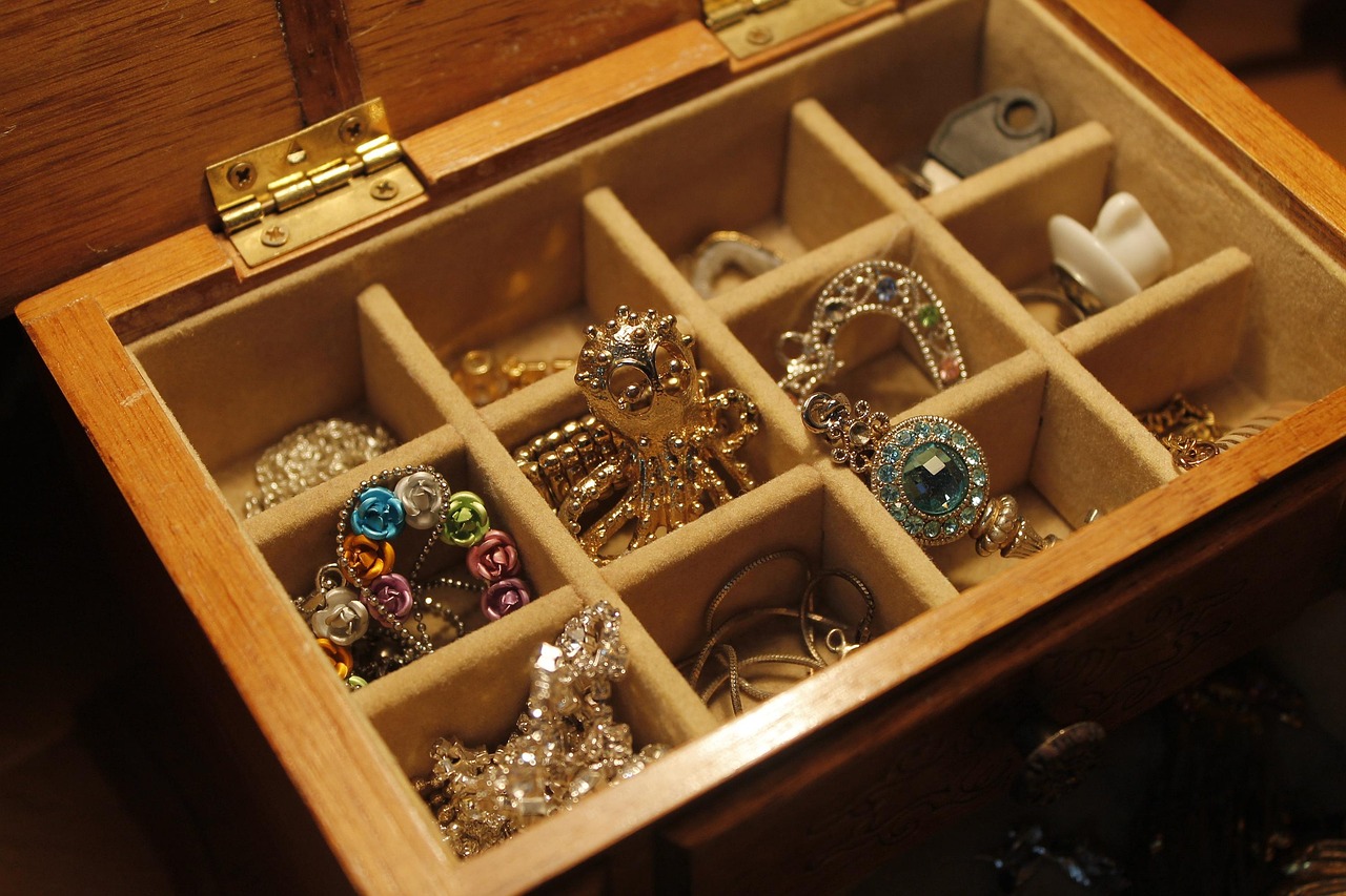 jewels-1090711_1280.jpg