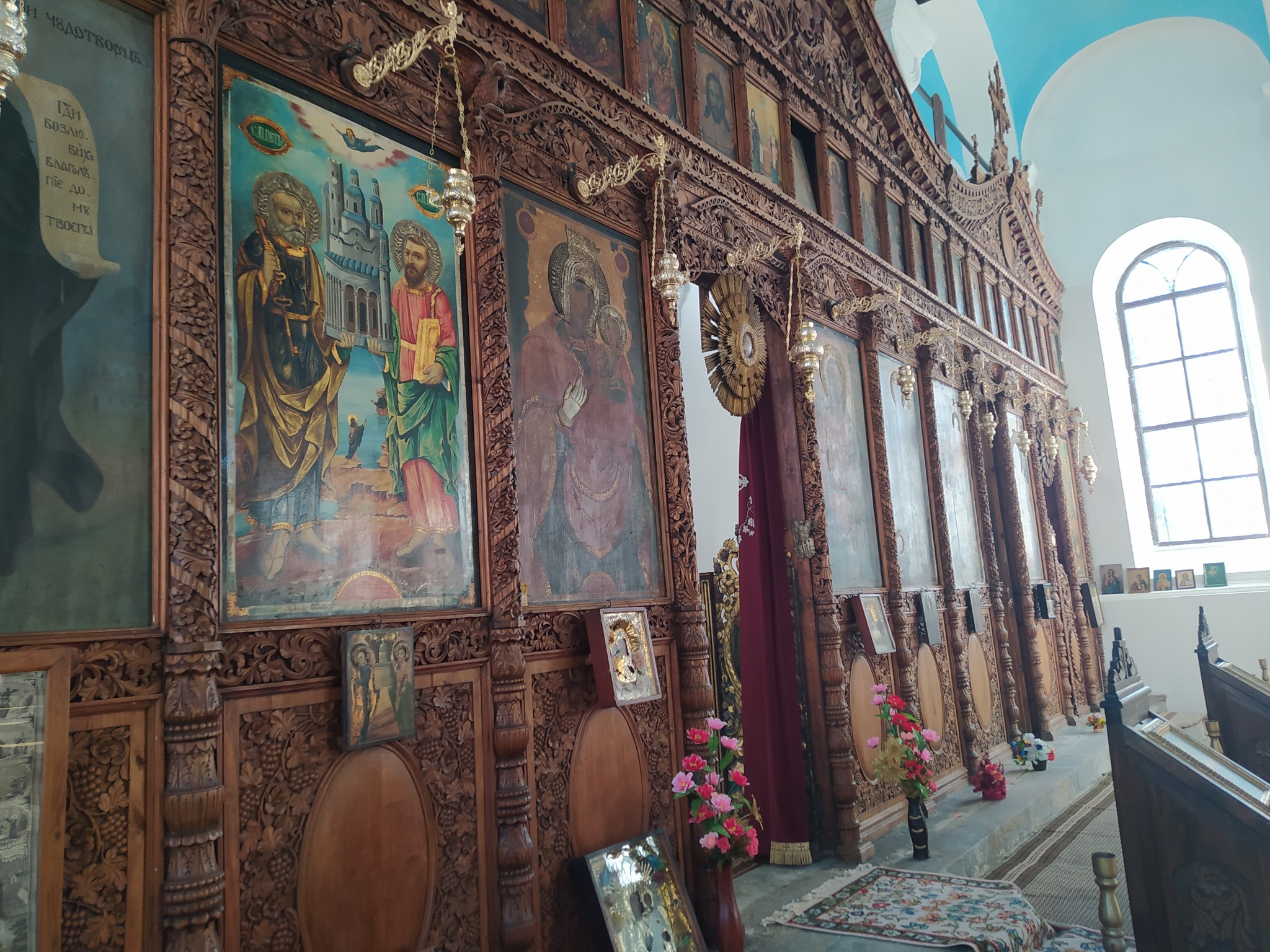 ikonostas-v-hram-Retar-i-Pavel.jpg
