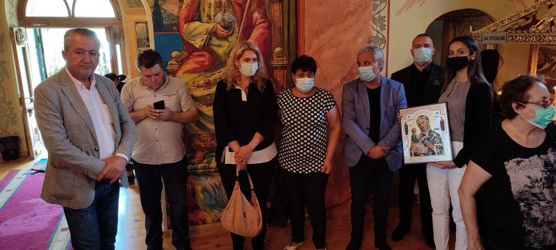 Кандидатите за народни представители от ГЕРБ – Сливен дариха икона за празника на храм „Света Троица“ в село Крушаре
