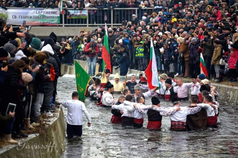 Богоявленски водосвет, вадене на Кръста и мъжко хоро Сливен-2020