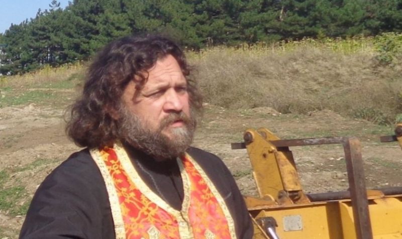Близки на духовника от Айтос не вярват във версията, че сам е увиснал на бесилото