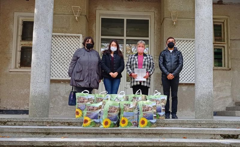 Младежите от БСП Сливен дариха над 200 книги на читалището в с. Глуфишево