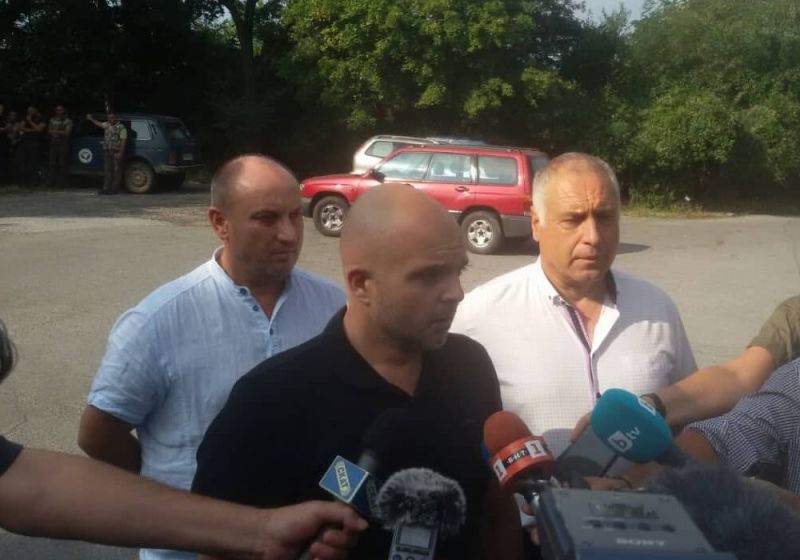 Полицаи, жандармеристи, граничари с кучета, планински спасители и служители на ДГС претърсват в околностите на с.Сотиря